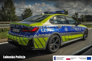 radiowóz marki BMW jedzie na drodze