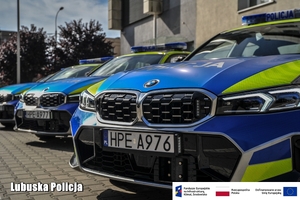 radiowóz marki BMW na placu