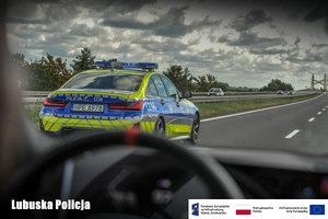 radiowóz marki BMW jedzie na drodze