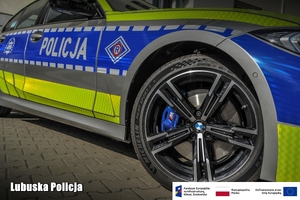 radiowóz marki BMW na placu
