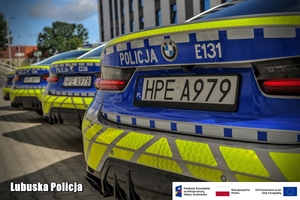 radiowóz marki BMW na placu