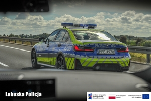 radiowóz marki BMW jedzie na drodze