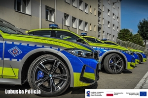 radiowóz marki BMW na placu
