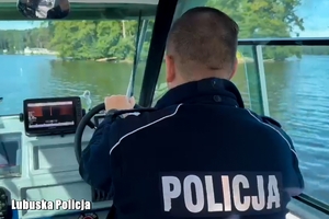 policjant na łodzi