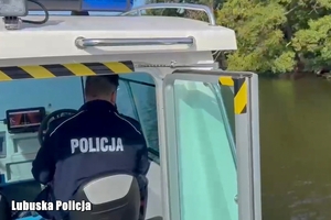 policjant na łodzi