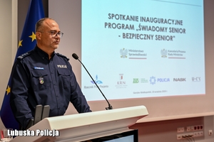 policjant przemawia przez mikrofon