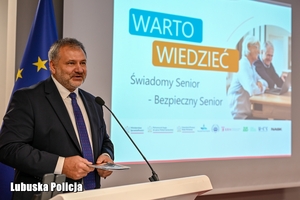 Minister Sprawiedliwości przemawia przez mikrofon