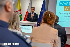 mężczyzna przemawia przez mikrofon