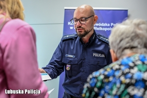 policjant rozdaje ulotki