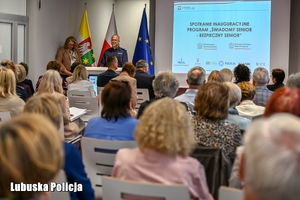 policjant przemawia przez mikrofon