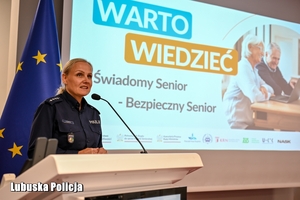 policjantka przemawia przez mikrofon