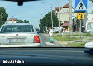 Kobieta przechodzi przez przejście dla pieszych