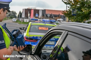 Policjantka podczas kontroli drogowej.