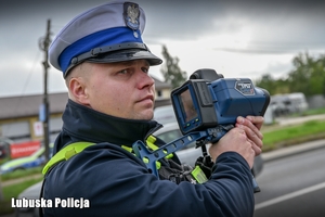 Policjant podczas kontroli prędkości pojazdów.