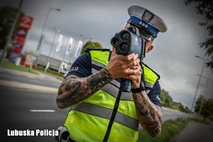 Policjant podczas kontroli prędkości pojazdów.