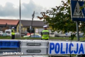 Policyjne światła błyskowe na radiowozie.