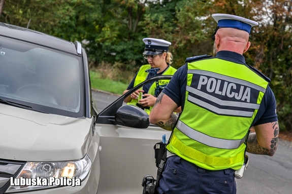 Policjanci podczas przeprowadzania kontroli drogowej.