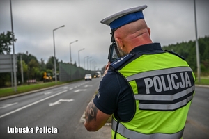 Policjant podczas sprawdzania prędkości jadących pojazdów.