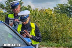 policjantka kontroluje dokumenty