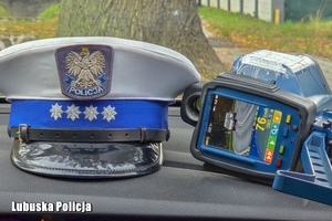 czapka policyjna i urządzanie pomiarowe