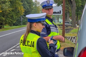 policjanci podczas kontroli drogowej