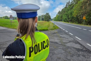 policjantka kontroluje prędkość pojazdów