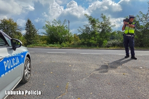 policjant kontroluje prędkość pojazdów