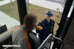 policjantka kontroluje trzeźwość kierowcy autokaru
