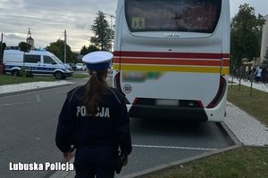 policjantka kontroluje stan techniczny autokaru