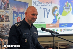 Policjant w trakcie przemówienia