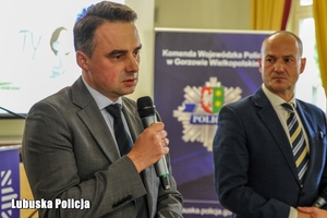 Mężczyzna mówi do mikrofonu
