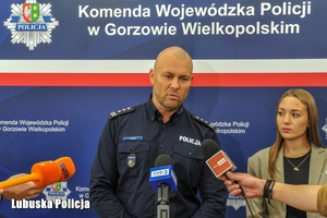 Policjant rozmawia z mediami