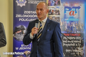 Mężczyzna mówi przez mikrofon