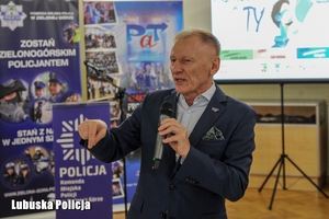 Mężczyzna mówi przez mikrofon