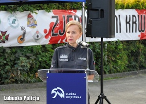 Strażnik więzienna przemawia z mównicy.