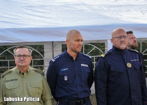 Komendanci służb mundurowych stoją w rzędzie.