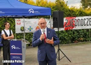 Wojewoda Lubuski przemawia przez mikrofon.