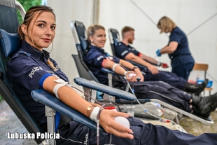 Policjanci podczas oddawania krwi.