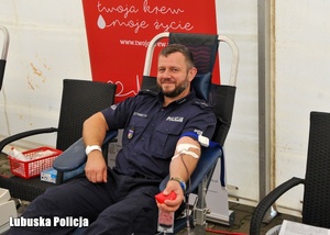 Policjant podczas oddawania krwi.