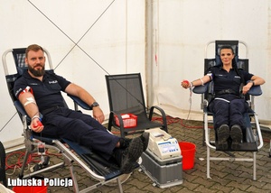 Policjanci podczas oddawania krwi.