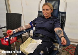 Policjantka podczas oddawania krwi.