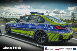 Policyjny radiowóz jedzie drogą ekspresową.