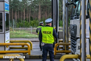Policjanci podczas kontroli stanu trzeźwości na autostradzie.