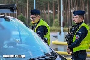 Policjanci sprawdzają trzeźwość kierującego pojazdem na autostradzie.