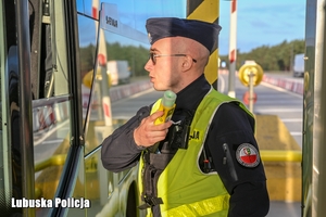 Policjant podczas sprawdzania trzeźwości na autostradzie.