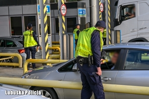 Policjanci sprawdzają trzeźwość kierujących pojazdami na autostradzie.