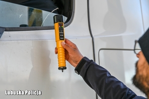 Policjant sprawdza trzeźwość kierującego pojazdem na autostradzie.
