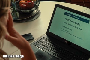 kobieta patrzy na ekran laptopa