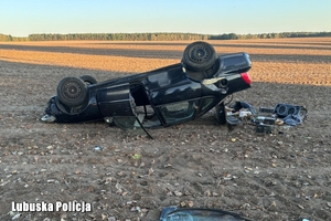 pojazd leży na dachu