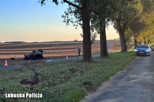pojazd leży na dachu